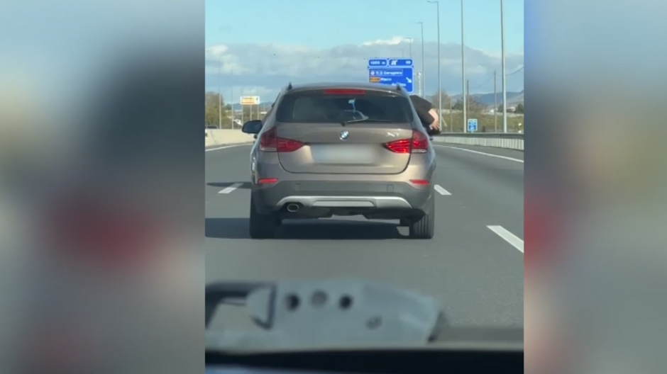 Investigan al titular de un coche porque los pasajeros sacaron el culo por la ventanilla en plena autovía