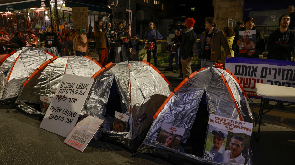 Manifestantes israelíes acampan frente a la residencia del primer ministro, Benjamin Netanyahu