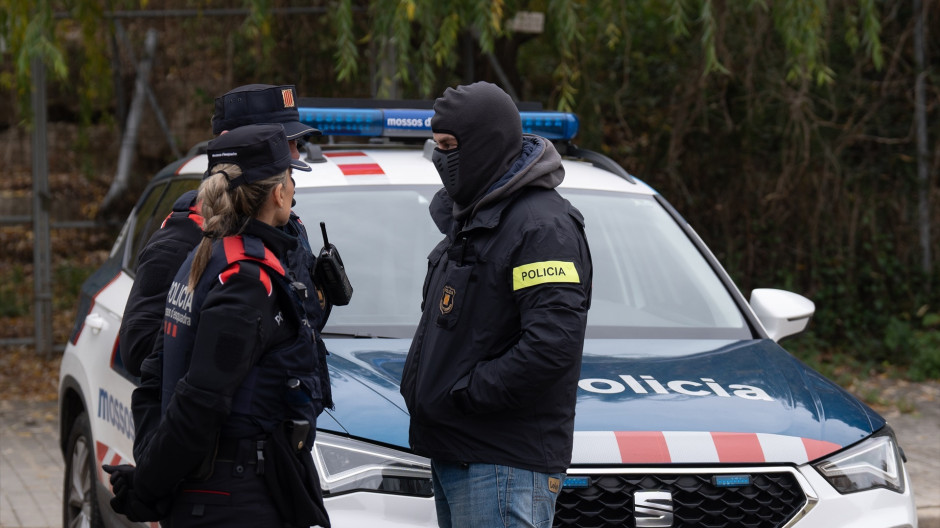 Agentes de kis Mossos d'Esquadra durante una operación policial