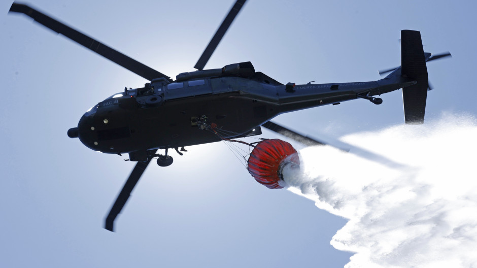 Helicóptero de emergencia tratando de combatir las llamas en Bogotá