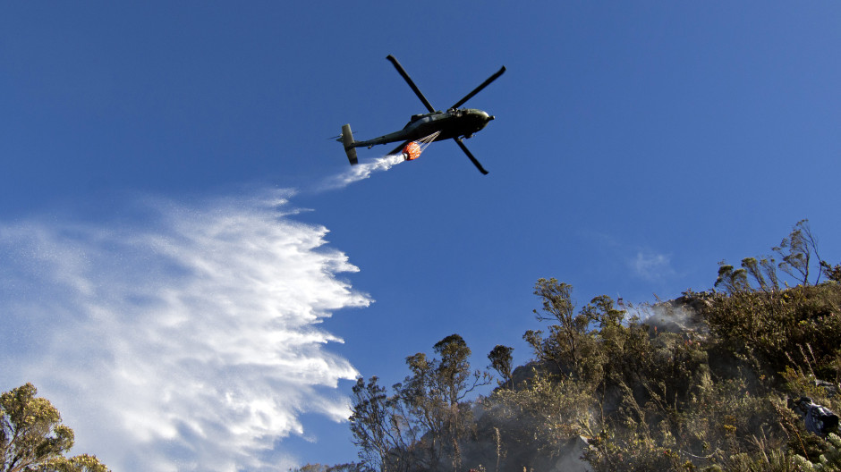 Un helicóptero combate las llamas en un páramo colombiano