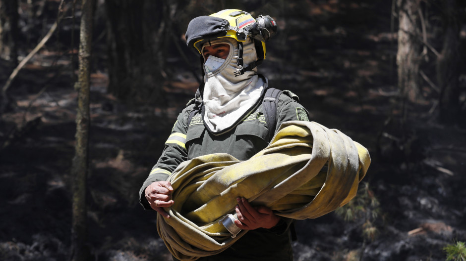 Bombero combatiendo las llamas en Colombia