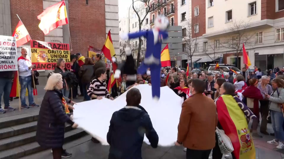 Peleles de Sánchez y Puigdemont manteados en Ferraz