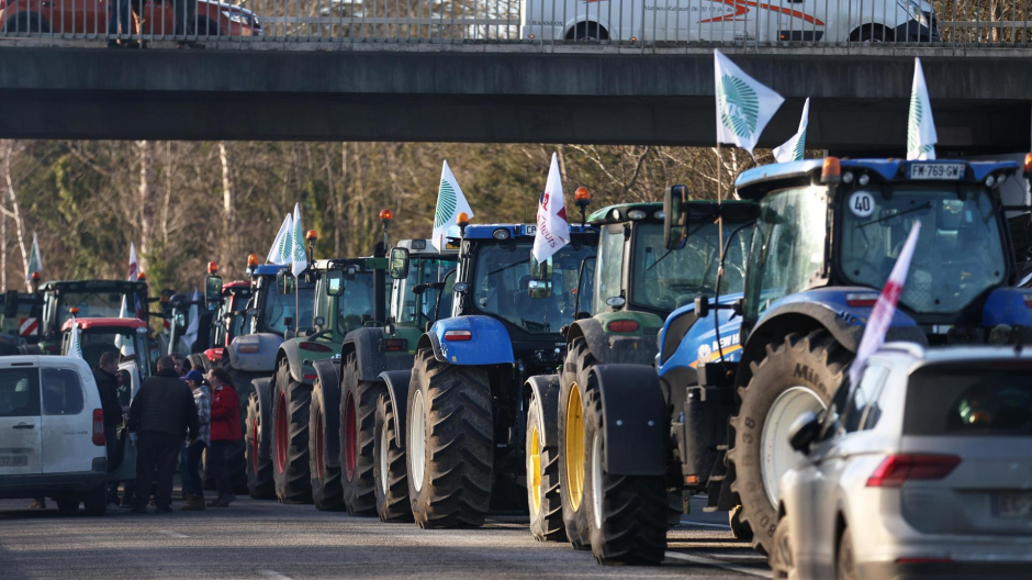 Docenas de tractores bloquean una carretera cerca de Ableiges, al norte de París