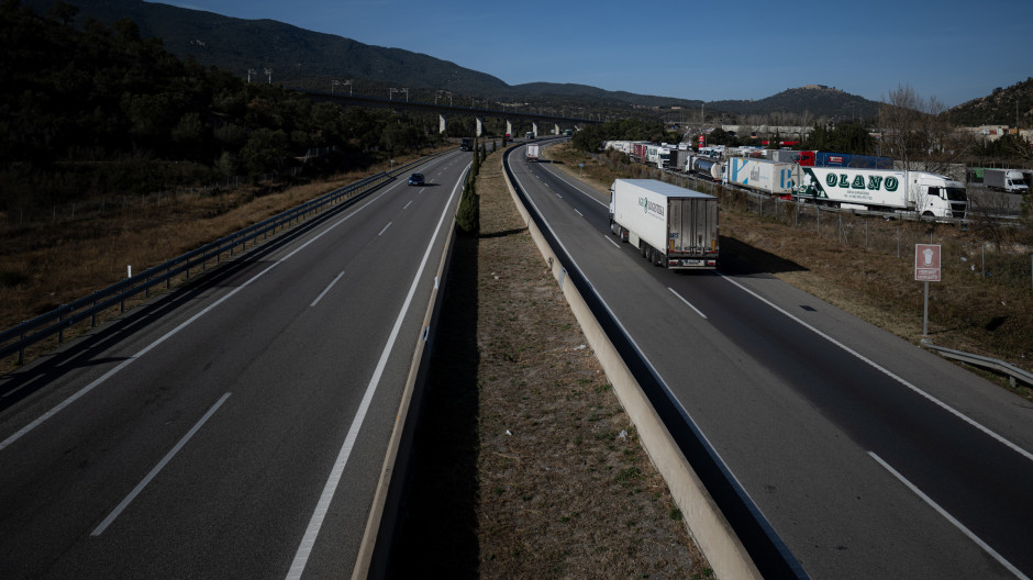 Un camión circula en La Jonquera, Girona