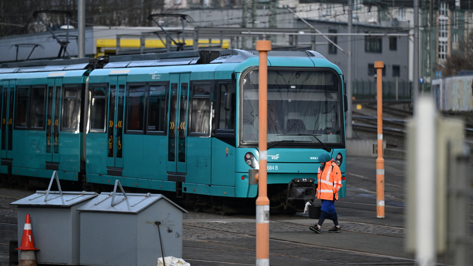 La huelga de trabajadores del transporte público por mejoras salariales tiene paralizado el tranvía de Frankfurt