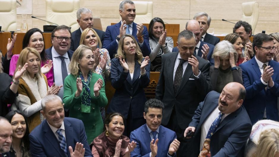 La presidenta extremeña, María Guardiola, celebra la aprobación de los Presupuestos