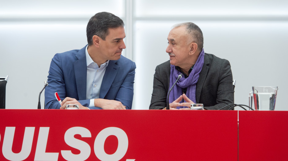 El presidente del Gobierno, Pedro Sánchez, y el secretario general de UGT, Pepe Álvarez