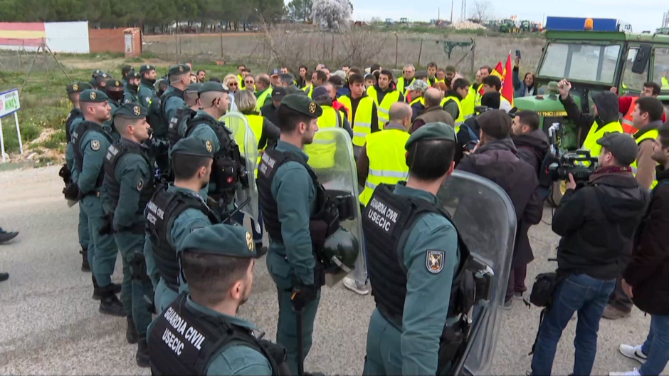 Aumenta la tensión en las protestas agrícolas que tratan de cortar los accesos a Madrid