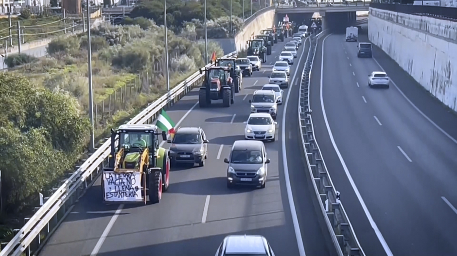 Medio centenar de tractores se dirigen al puerto de Algeciras (Cádiz)