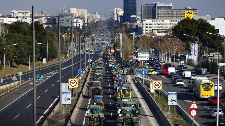 Cientos de tractores toman las calles de Barcelona en protesta por la situación del sector primario