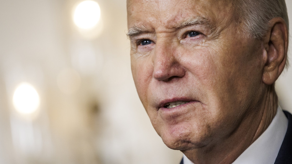 El presidente Joe Biden desembarca del Air Force One en Philadelphia