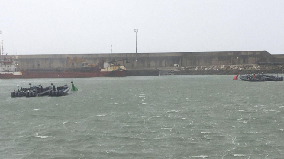 Imagen de las barcas que vigilaban los agentes en Barbate (Cádiz)