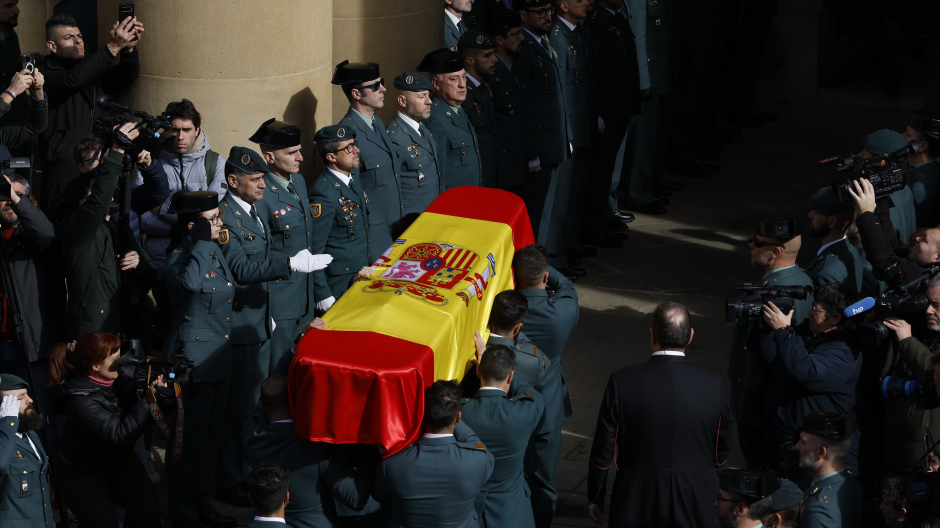 Suena el himno de España en el funeral de uno de los guardias civiles asesinados en Barbate