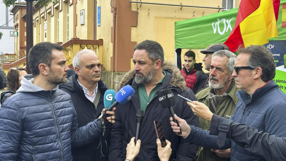 El presidente de Vox, Santiago Abascal, realiza declaraciones a l os medios en Carballo, La Coruña