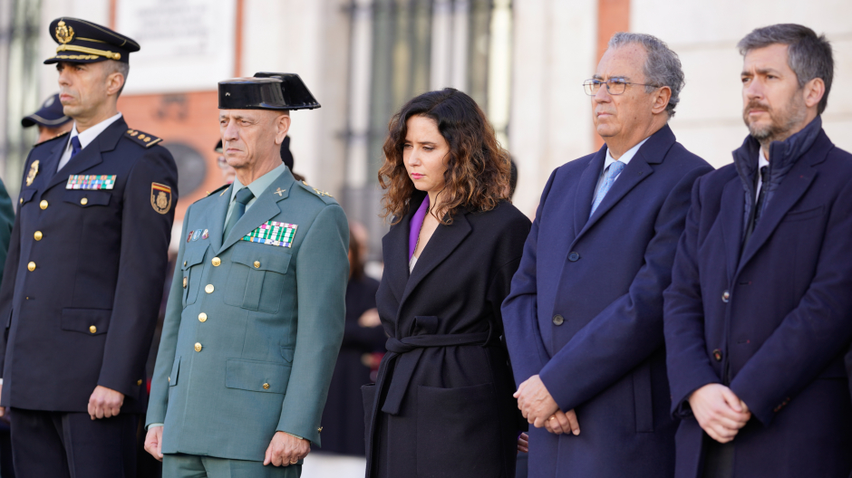 La presidenta de la Comunidad de Madrid durante el minuto de silencio por los agente de la Guardia Civil asesinados