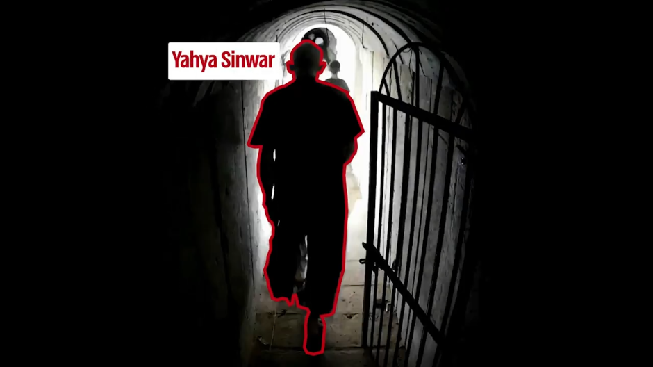 El líder de Hamás, Yahya Sinwar, escapando por un túnel