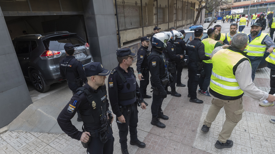 Un grupo de agricultores bloquean la Asamblea de Murcia y zarandean el coche de Fernando López Miras