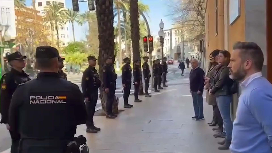 El cuerpo de Policía de Alicante durante el minuto de silencio a los guardias de Barbate
