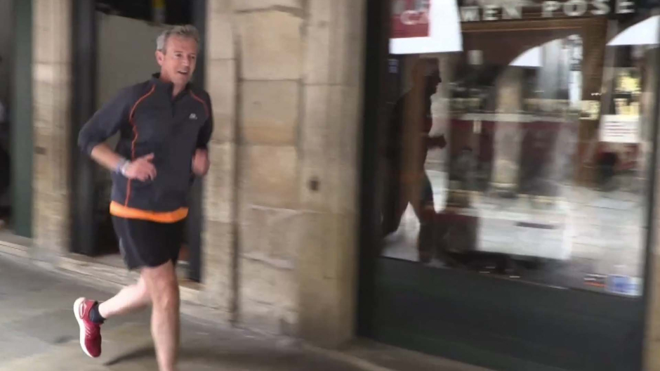 Rueda corriendo esta mañana por el casco antiguo de Santiago de Compostela