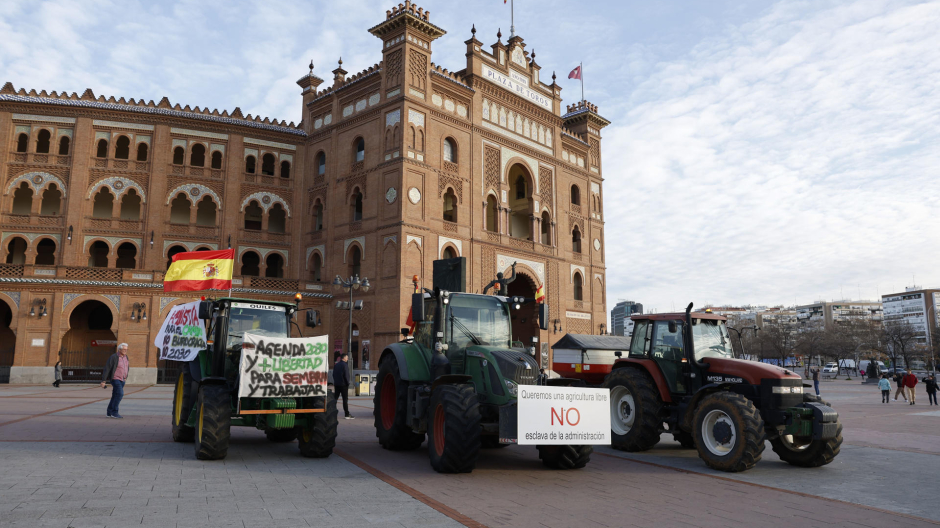 Tractores concentrados ante la plaza de Ventas de Madrid