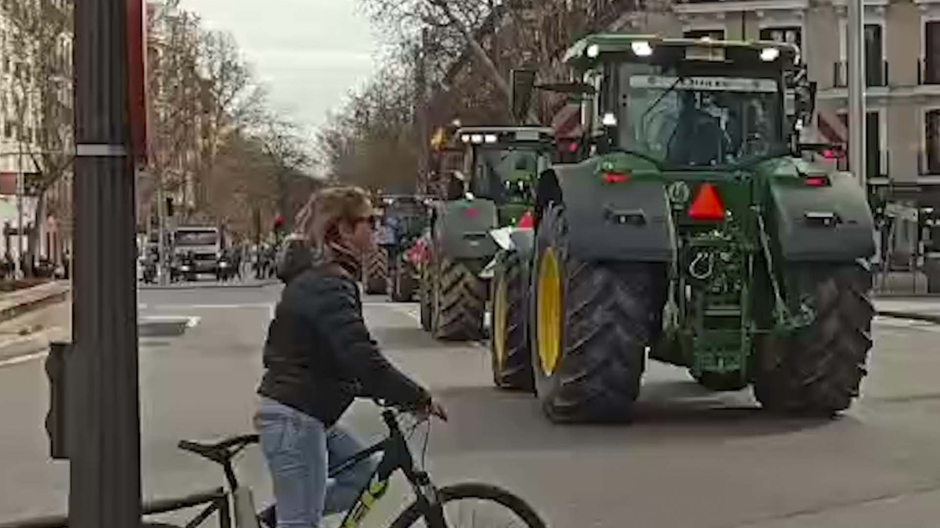 Los tractores a su paso por la Glorieta de Bilbao en pleno centro de Madrid