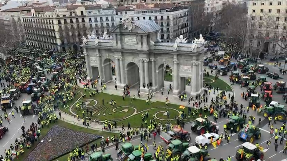 La vista aérea de la gran tractorada que ha colapsado la Puerta de Alcalá de Madrid
