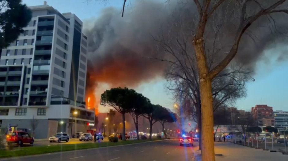 Momento en el que llegan al incendio los servicios de emergencia en Valencia