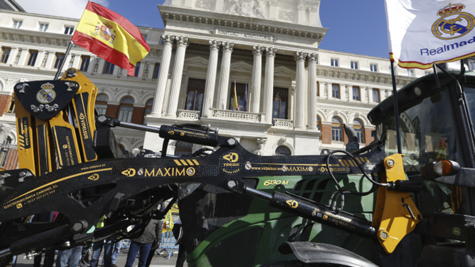 Agricultores de varios puntos de España se manifiestan frente a la sede del Ministerio de Agricultura en Madrid