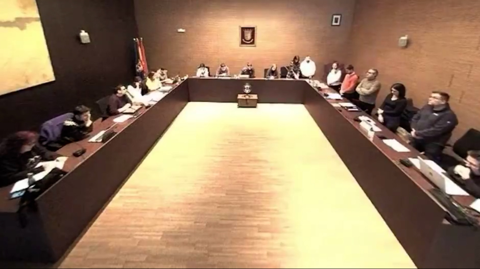 Fotograma del pleno durante el minuto de silencio por los guardias civiles de Barbate