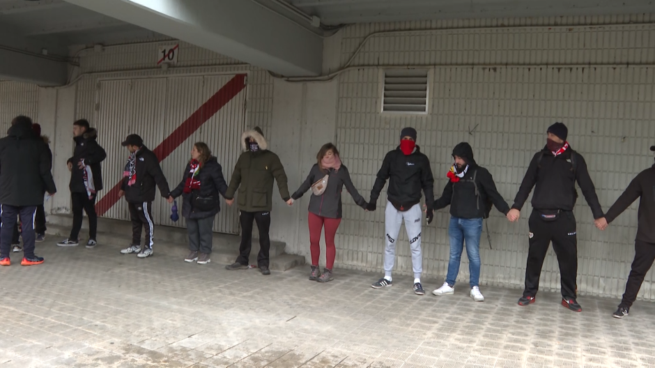 Una cadena humana ha rodeado el estadio del Rayo Vallecano