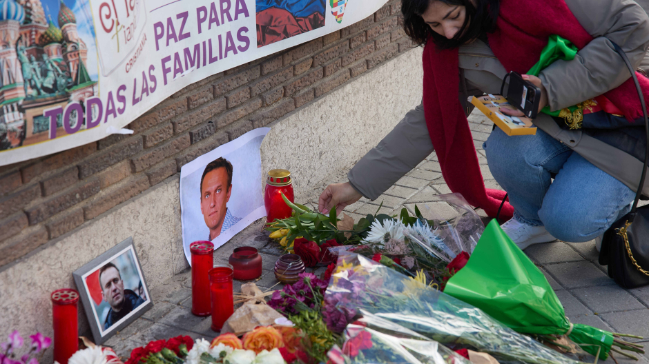 Una mujer participa en un homenaje a Alexei Navalny, frente a la embajada de Rusia en Madrid