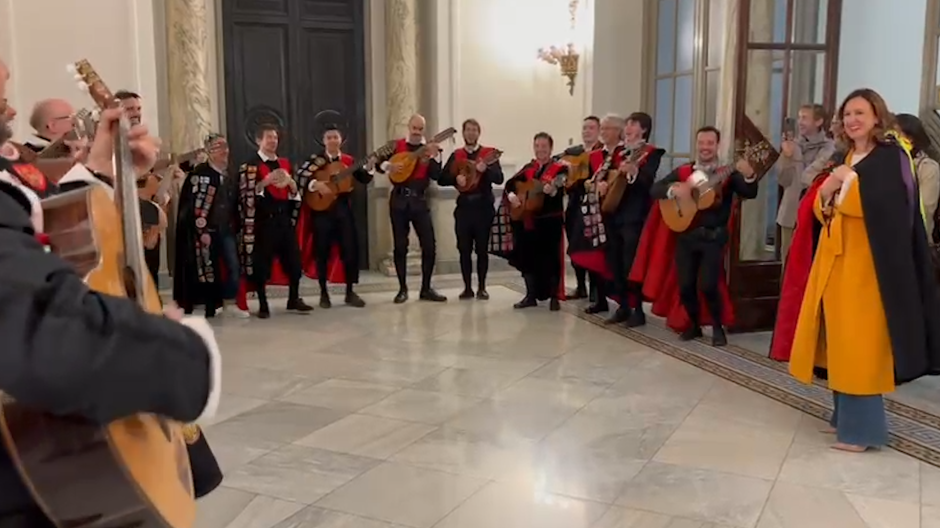 La tuna canta una canción a la alcaldesa de Valencia