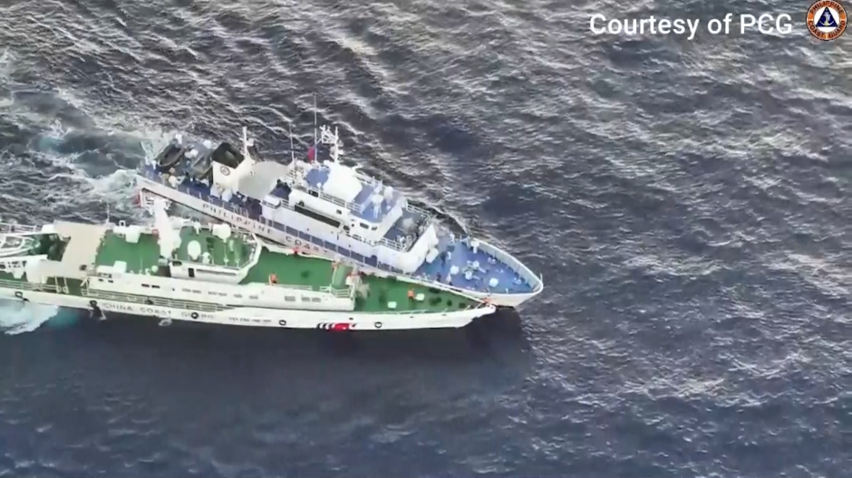 Barcos chocando en mitad del océano