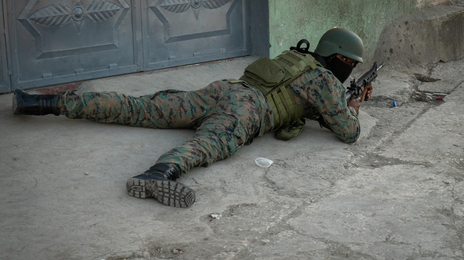 Soldado echado al suelo de Puerto Príncipe (Haití)