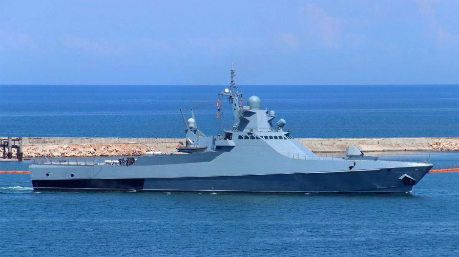 Barco patrullero ruso, similar al  'Sergei Kotov', navegando en el mar Negro