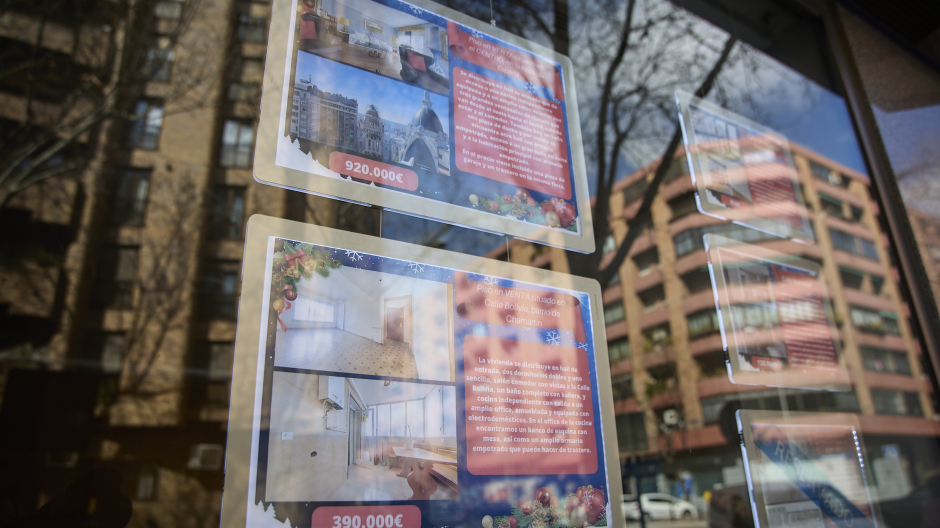 Carteles de viviendas en venta en el escaparate de una inmobiliaria