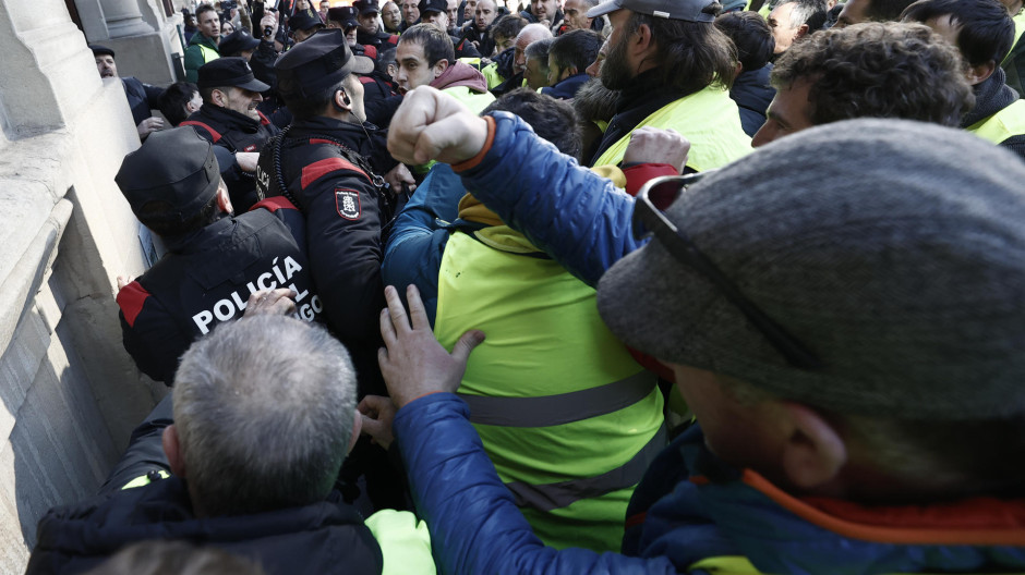 Un grupo de agricultores ha tratado de acceder al interior del Parlamento de Navarra