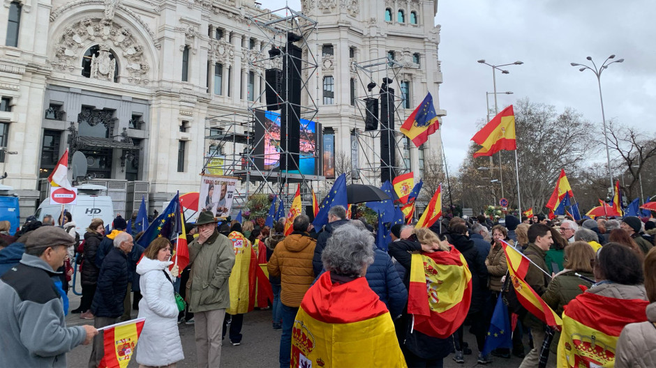 Multitudinaria manifestación en Madrid para pedir la «dimisión» de Sánchez por la ley de amnistía