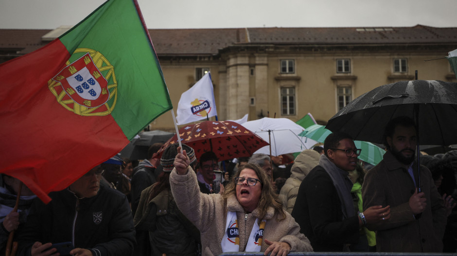 Una mujer durante uno de los cierres de campaña en Lisboa