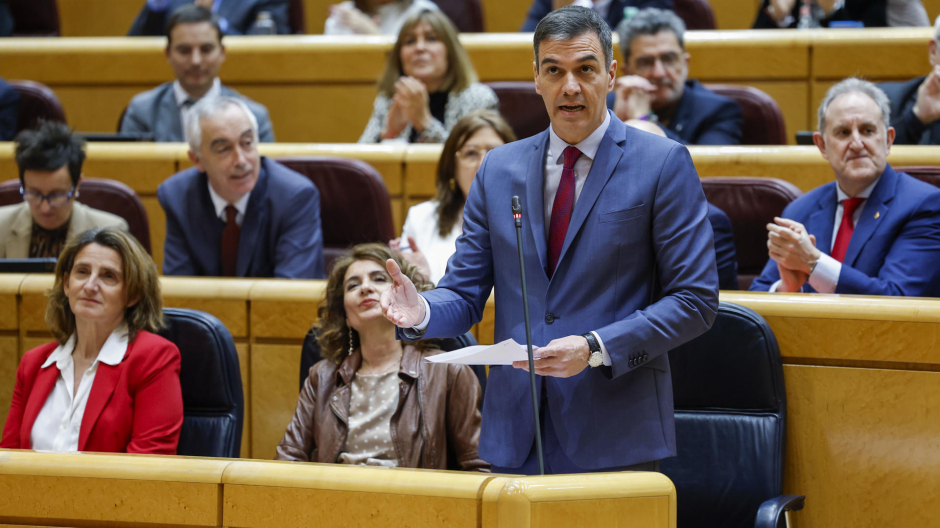 El presidente del Gobierno, Pedro Sánchez (d) interviene en la sesión de control al Gobierno celebrada por el pleno del Senado