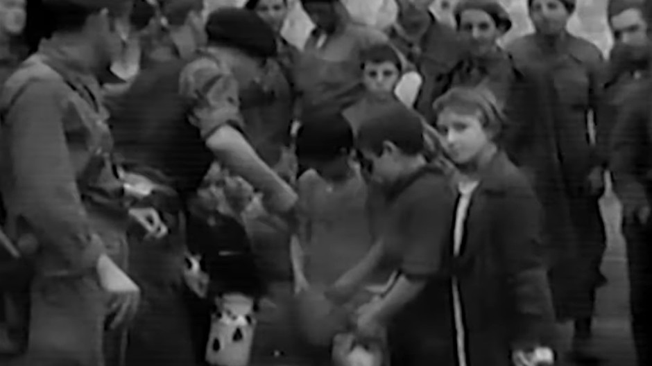 Ciudadanos de Madrid cogiendo una ración de comida durante la guerra civil