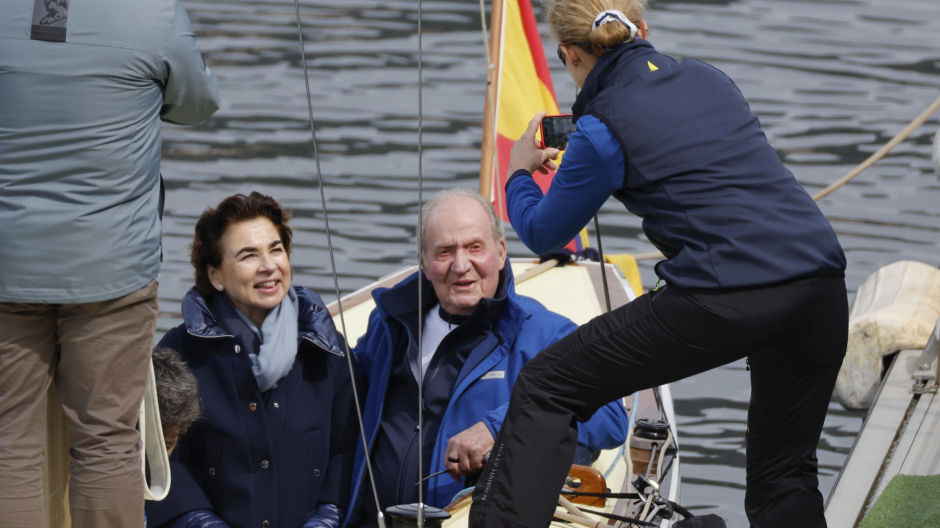 La Infanta Elena fotografía al Rey Juan Carlos y a Inés Muíños, la mujer del armador del Bribón