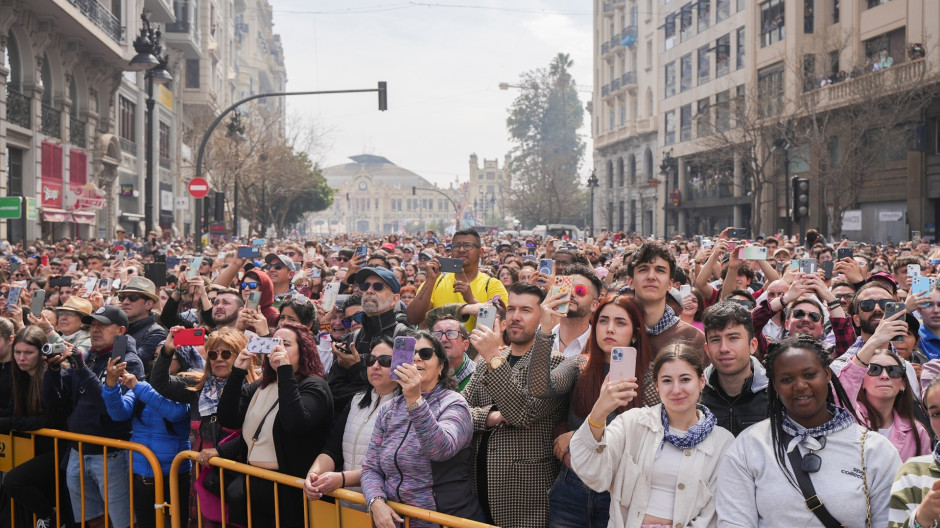 Ambiente durante una mascletá, en la plaza del Ayuntamiento de Valencia