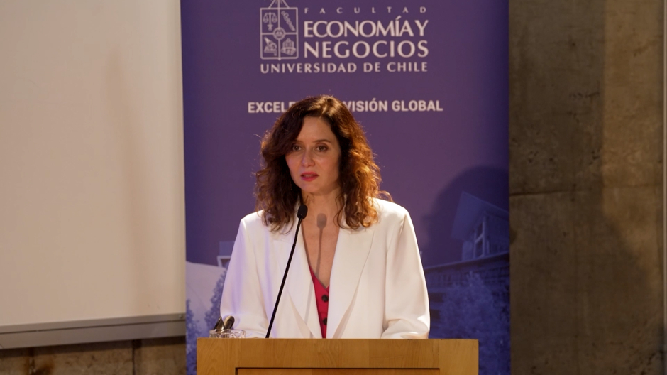 Isabel Díaz Ayuso durante su charla en la Universidad de Chile