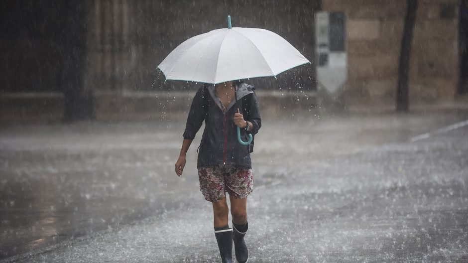 Una persona camina con un paraguas bajo la lluvia en Valencia