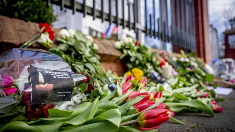 Homenaje floral en solidaridad con las víctimas del atentado yihadista