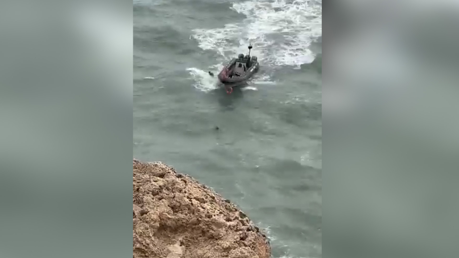 Una lancha de la Guardia Civil durante el rescate a un hombre caído en alta mar en Melilla