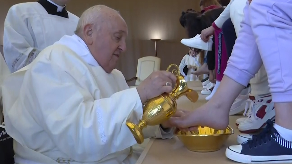 El emocionante momento del Papa Francisco lavando los pies a doce reclusas
