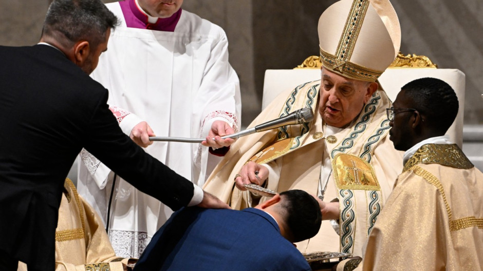 El Papa bautizó a ocho personas durante la Vigilia Pascual